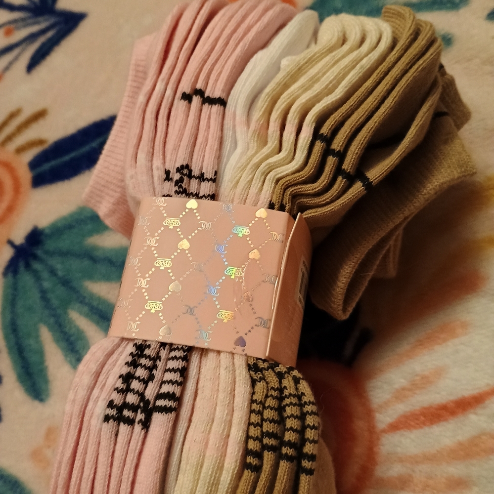 10 pair no show juicy couture socks